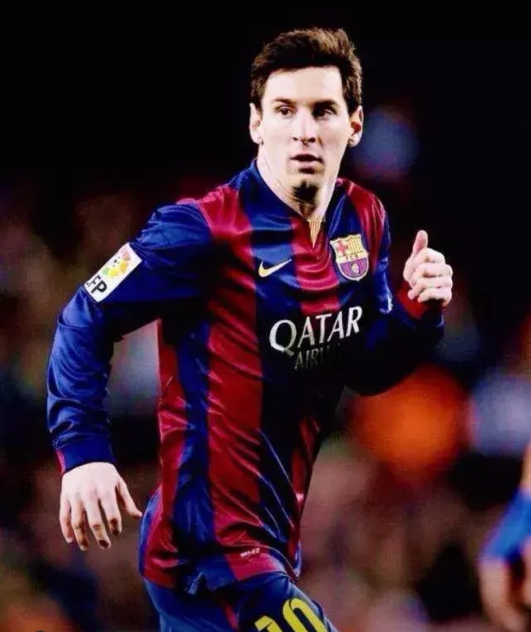 足球场上球员表现出强烈的竞争意识,奋力拼搏 足球场上球员表现出强烈的竞争意识,奋力拼搏